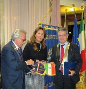 Nella foto accanto al nostro Presidente e alla dr.ssa Carmen Lasorella vi è il Presidente del club Roma Est ing. Corrado Iannucci
