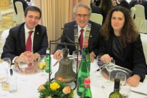 Alla destra del nostro Presidente Il  Governatore Poddighe e alla sua sinistra il Presidente del RAC Roma Nord Ovest Ilana Habib