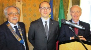 Walter Buscema fra il presidente Saraceno e Mariano Marotta