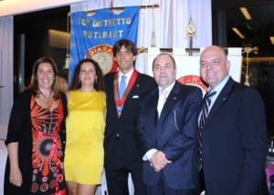 Maria Carla Ciccioriccio (Presidente Commissione Rapporti con Nuove Generazioni), Ilana Habib (Past President Rotaract Roma Nord Ovest), Giulio Perrone (Presidente Rotaract Roma Nord Ovest), Massimo Guidarelli (Presidente Rotary Roma Nord Ovest), Manlio Dalmasso (Delegato Rotary per il Rotaract)